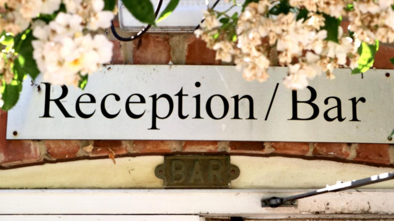 The Cottage Hotel Bradmore  エクステリア 写真